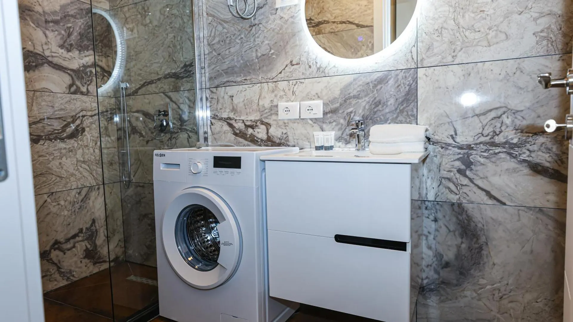 Miku Apartment -Charming One Bedroom At Komuna E Parisit Tirana